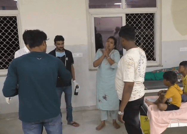 हादसे में कई बच्चे भी घायल हुए हैं. अस्पताल में एक घायल महिला एक पुलिस अधिकारी के पैरों पर गिरकर अपने परिवार को बचाने की गुहार लगा रही थी.