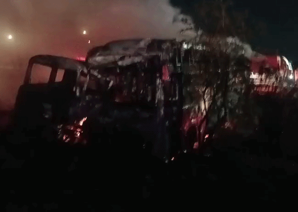 करीब एक घंटे तक बस जलती रही। अंदर फंसे यात्रियों को आग के बीच से बाहर निकाला गया।