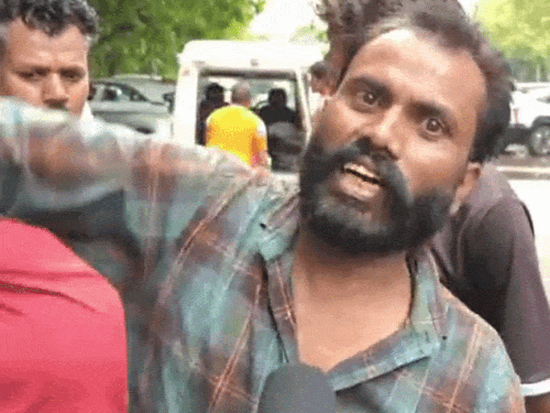 अंतिम संस्कार के दौरान मौजूद राजू नाम के युवक ने पुलिस पर सवाल उठाए।