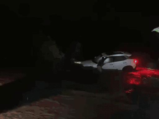 महू में सड़क पार करते समय कार बहकर दूर जाने लगी। इसे ट्रैक्टर से खींचकर बाहर निकाला गया।