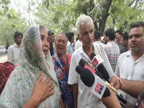 मामले की जानकारी देते बच्चों के दादा रामबाबू और दादी।