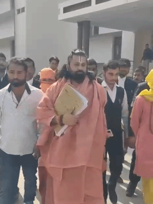 तस्वीर 13 फरवरी, 2026 की है। दोनों बटुक आशुतोष ब्रह्मचारी के साथ प्रयागराज कोर्ट पहुंचे और बयान दर्ज कराए थे।