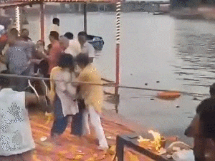वीडियो में पुजारी को पीतल की आरती की थाली से हमला करते देखा जा सकता है.