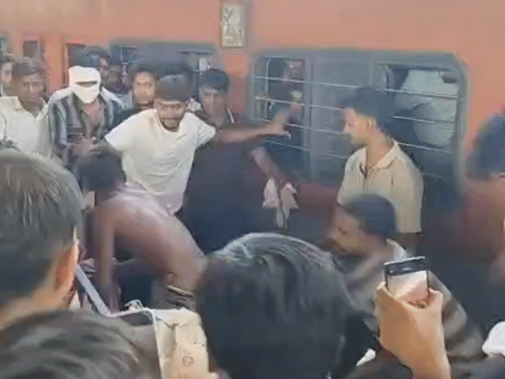 युवक के हाथ बांध दिए गए थे।