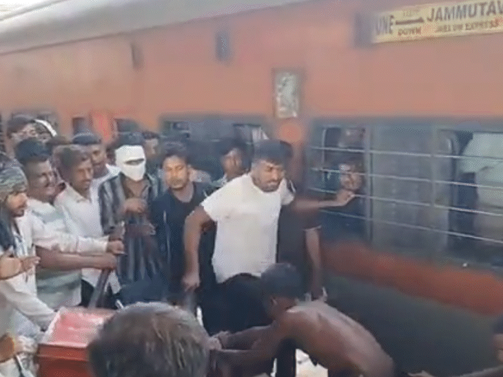 तीन-चार युवकों ने एक युवक की पिटाई कर दी।