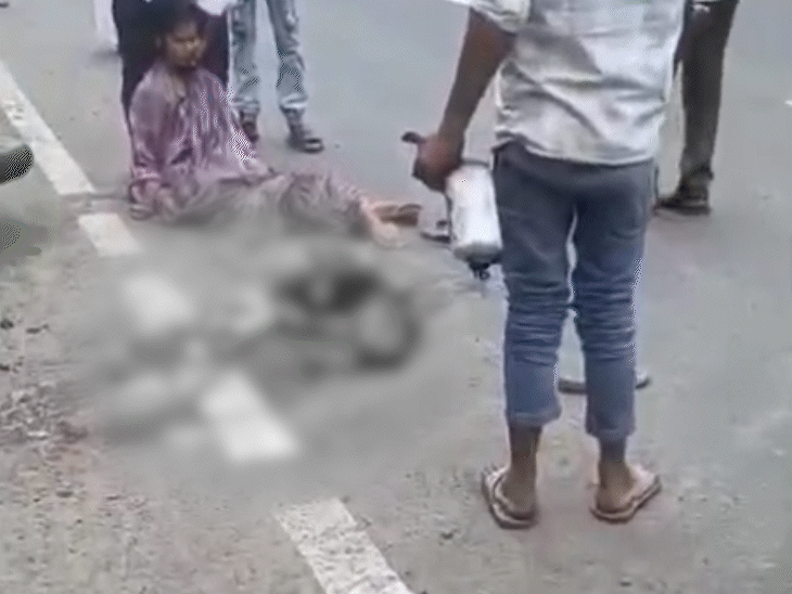 हादसे के बाद मां अपने बेटे के शव के पास बैठी रही.