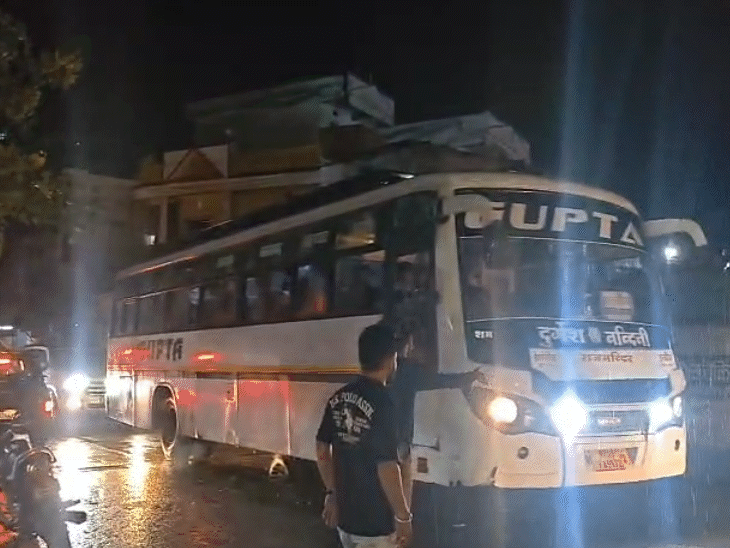 आगरा-मुंबई नेशनल हाईवे पर ट्रैफिक जाम. पुलिस मौके पर पहुंची