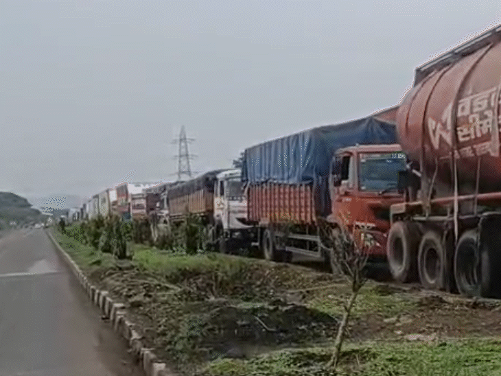 शाम चार बजे से ही वाहनों की कतार लग रही है