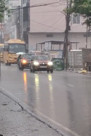 बदायूं में भारी बारिश की वजह से मौसम बदल गया। ठंडी हवाओं ने गर्मी से राहत दिलाई।