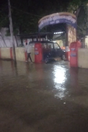 यूपी के ललितपुर में बारिश के कारण जीआरपी थाने के बाहर पानी जमा हो गया