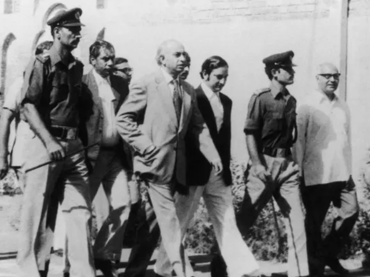 साल 1977-78, ट्रायल के लिए पुलिस जुल्फिकार अली भुट्टो को लाहौर हाईकोर्ट ले जाती हुई।