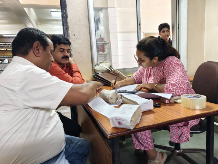 खाद्य सुरक्षा विभाग की टीम ने स्कूलों से नमूने लिए।