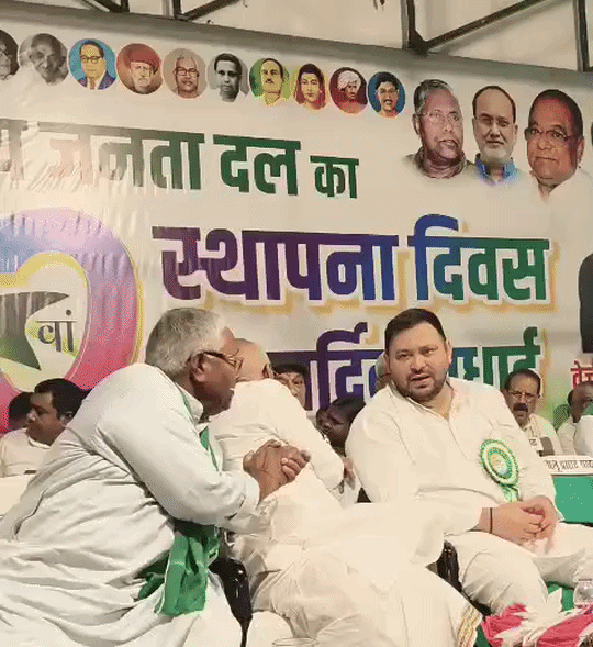स्थापना दिवस कार्यक्रम के मंच पर तेजस्वी यादव से बात करते उदय नारायण चौधरी।