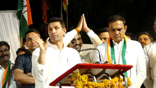 भोपाल में लोकसभा प्रत्याशी के समर्थन में रैली को संबोधित करते जीतू पटवारी।