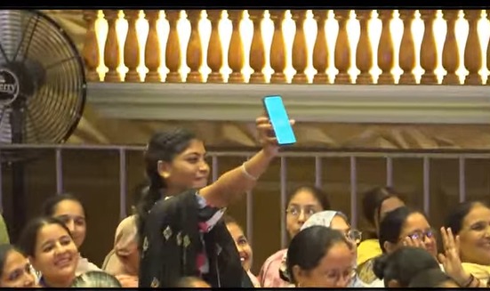 धूरी में सीएम मान की सभा में पहुंची महिला के मोबाइल पर पहला मैसेज आया, इसके बाद उसने सीएम को मैसेज दिखाया।