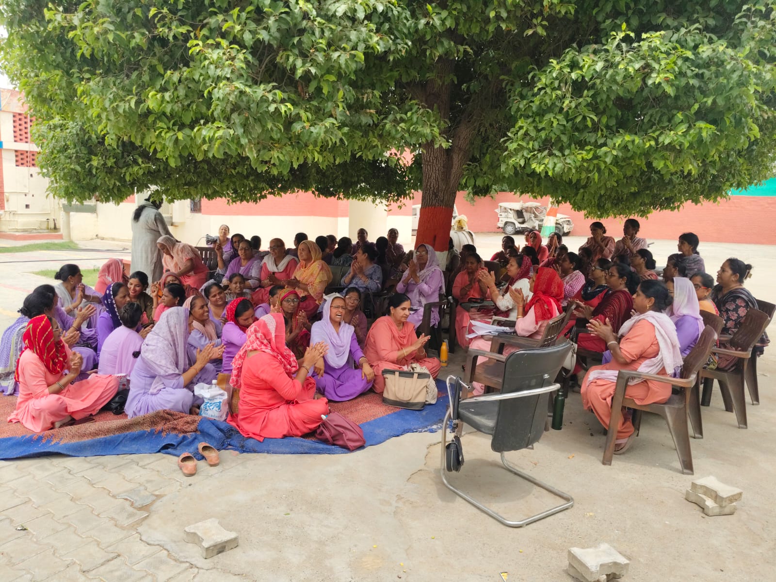 आंगनबाड़ी वर्कर धरना प्रदर्शन करते हुए