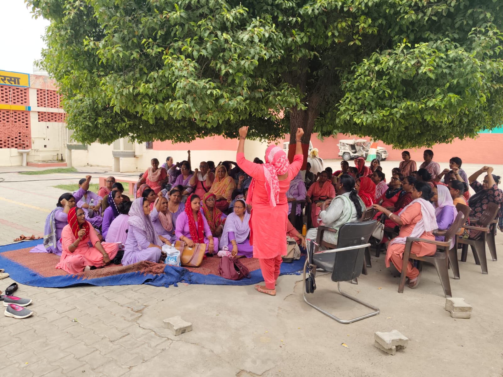 धरनारत आंगनबाड़ी वर्कर प्रदर्शन करते हुए
