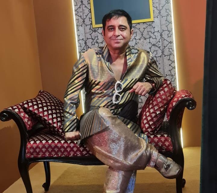 इंद्रेश मलिक को कहानियां और शायरी लिखने का शौक है।