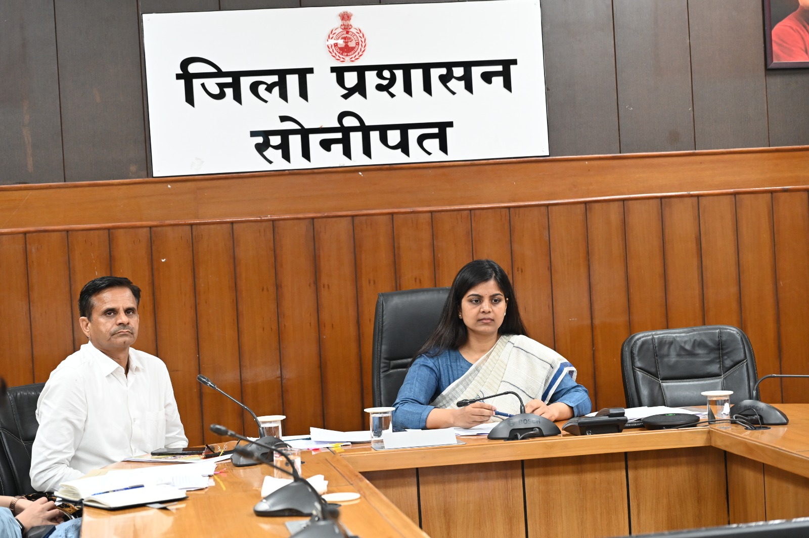 डीसी ने बताया कि यदि किसी परीक्षार्थी को परीक्षा केंद्र तक पहुंचने के दौरान किसी प्रकार की समस्या या आपात स्थिति का सामना करना पड़े तो वह तुरंत डायल-112 पर संपर्क कर सकता है
