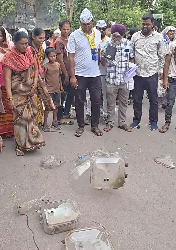 बुधवार को जनदर्शन में महिलाओं ने स्मार्ट मीटर कलेक्टर परिसर में तोड़ा।