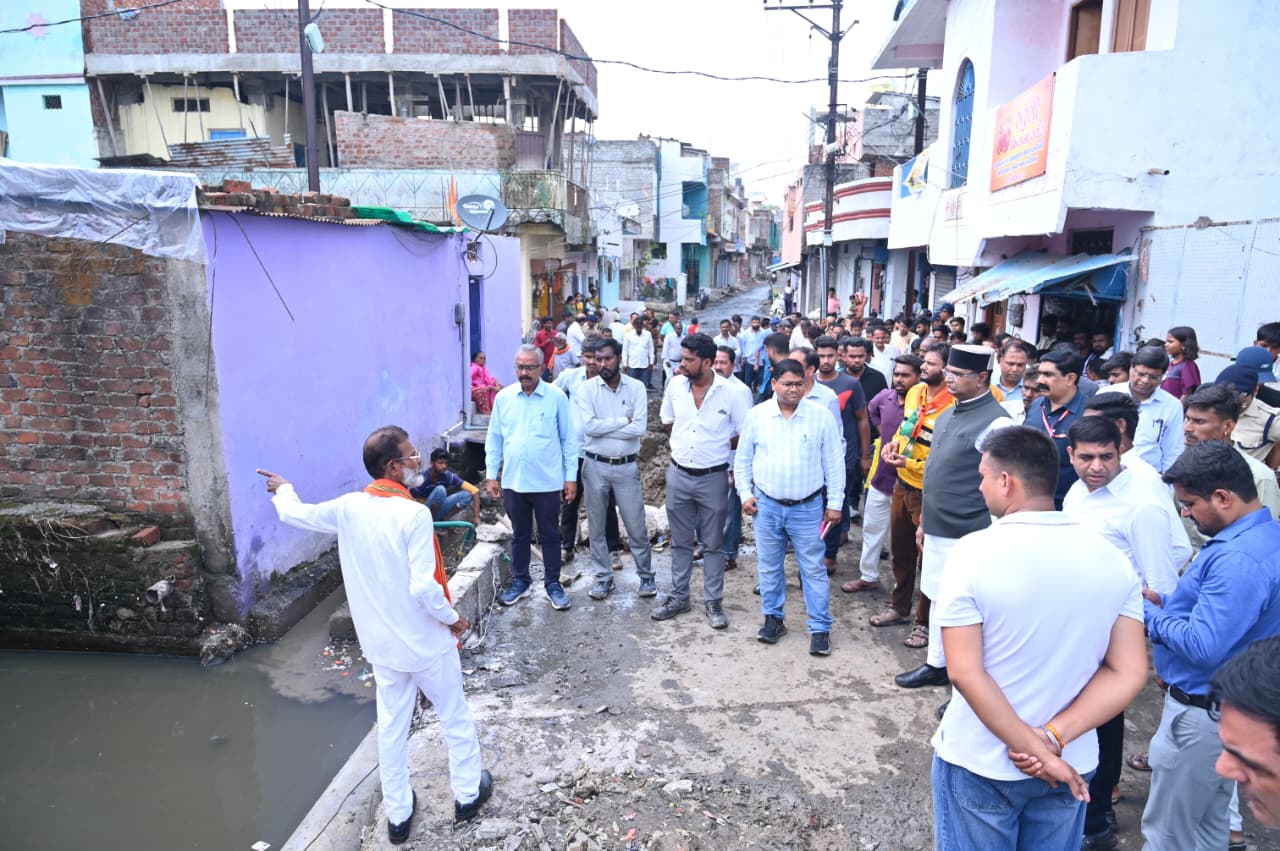 मंत्री विश्वास कैलाश सारंग ने नगर निगम के अधिकारी-कर्मचारियों को बुलाकर जमकर फटकार लगाई.