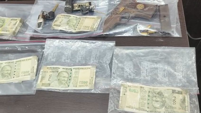 पिस्टल, कारतूस, बाइक और कैश जब्त किया गया है।