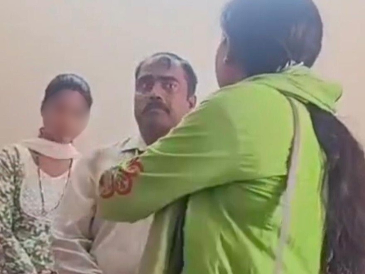 वायरल वीडियो में कई और लड़कियां भी नजर आईं।