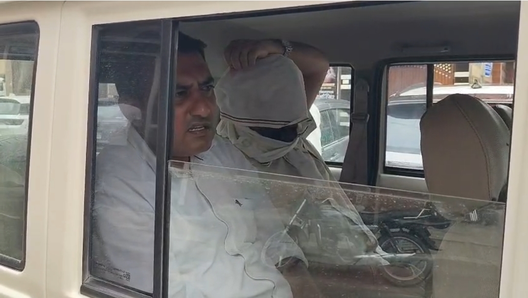 एसीबी भिवानी की टीम ने इंस्पेक्टर जगजीत सिंह के नेतृत्व में रंगे हाथों पकड़ा।