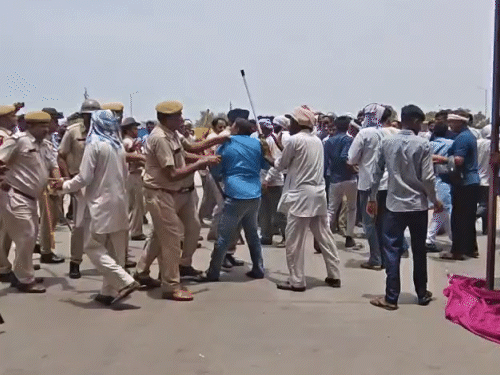 पुलिस ने लाठीचार्ज कर ग्रामीणों को मौके से खदेड़ दिया।