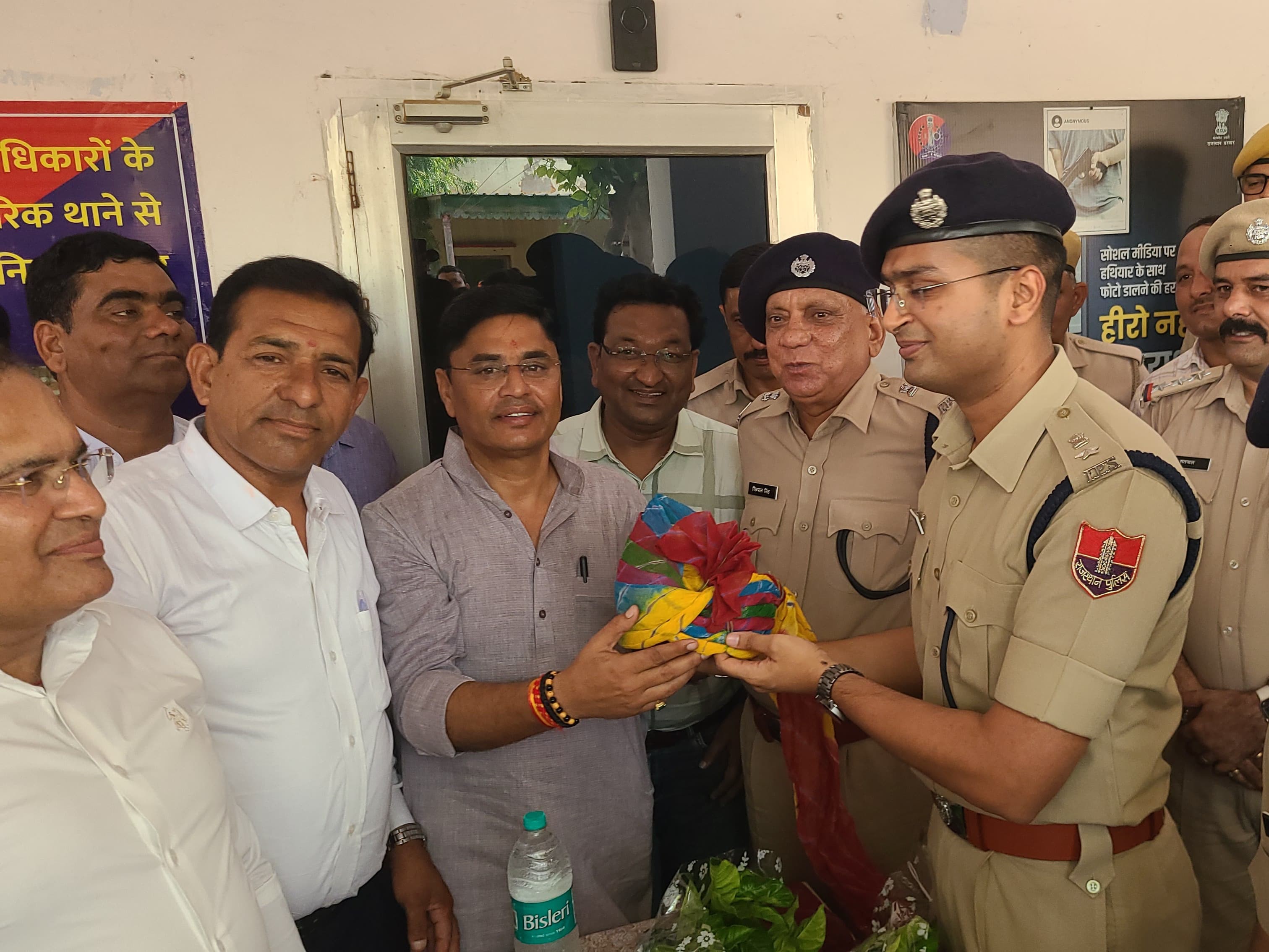 चोरी को खुलासा करने पर तारानगर व्यापार मंडल सहित अन्य सदस्यों ने पुलिस टीम का सम्मान किया।