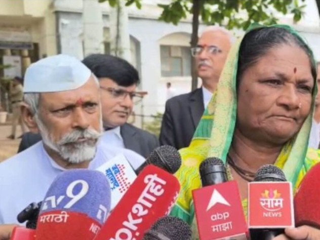 मृतक युवक का माता-पिता, जिन्हें इंसाफ के लिए 15 साल का लंबा इंतजार करना पड़ा।
