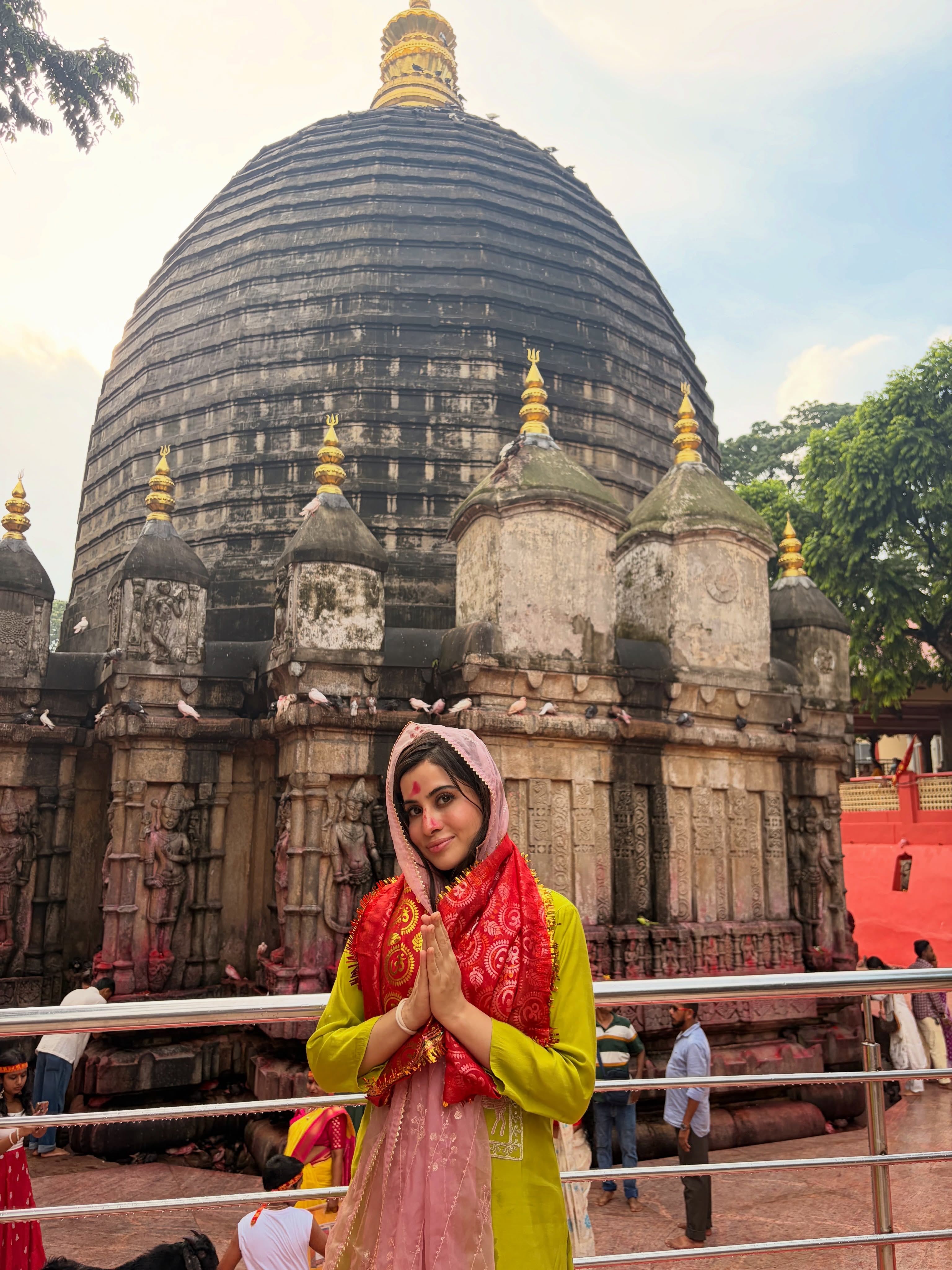 उर्फी अपने सामान्य वेस्टर्न पहनावे से अलग बिल्कुल ट्रेडिशनल लुक में नजर आईं।