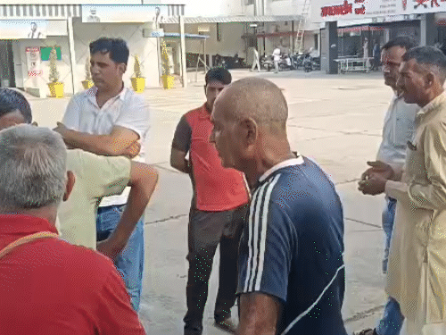 अस्पताल के बाहर परिजन शोक मनाते हुए।