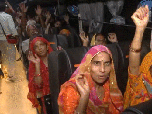 श्रद्धालुयों से भड़ी बस सुबह करीब 4 बजे जम्मू से रवाना हुई।