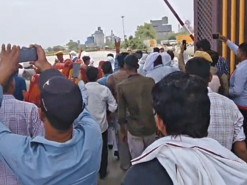 दोपहर 12ँ:30 बजे ग्रामीण सीमेंट प्लांट के भीतर घुस गए।