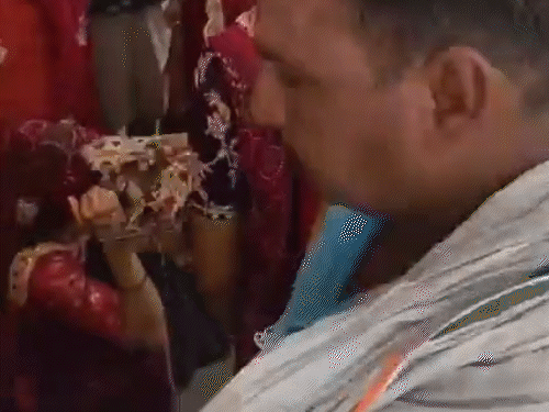 हंगामे के दौरान ओमप्रकाश की पत्नी बेहोश हो गई।