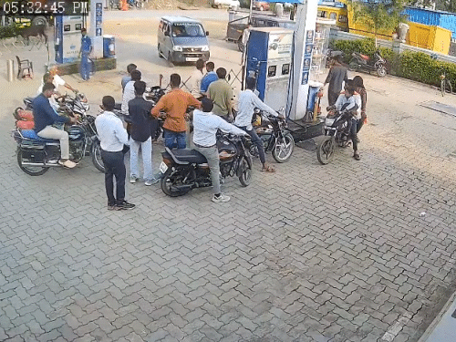 पेट्रोल पंप पर व्यस्त समय के दौरान हरियाणा पुलिस की गाड़ी आई थी.
