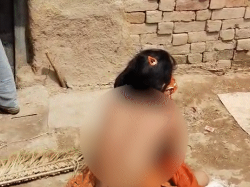 ग्रामीणों ने हस्तक्षेप किया और महिला को कपड़े पहनने में मदद की।