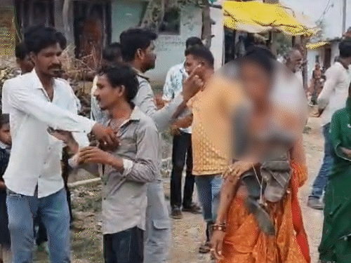 ससुराल वालों ने पति को पीटा, पत्नी को निर्वस्त्र कर घुमाया।