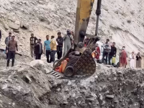 हिमाचल के लाहौल स्पीति में मरीज को जेसीबी की बकेट में बैठाकर जहालमा नाला पार कराया गया।