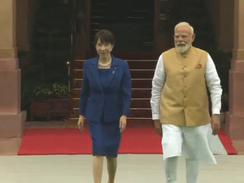 मोदी और ताकाइची ने हैदराबाद हाउस में मुलाकात की। दोनों नेताओं ने हाथ मिलाए।