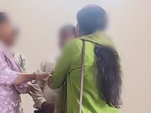 युवती ने हंगामा किया, प्रोफेसर की पत्नी रोकते हुए नजर आई।