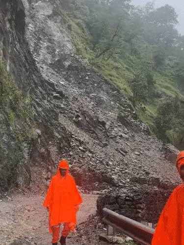 उत्तराखंड में केदारनाथ यात्रा के रास्ते में कई जगह पहाड़ दरकने से रास्ता ब्लॉक हुआ है।