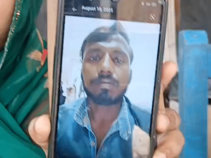 मोबाइल में सनोज की तस्वीर दिखाती उसकी भाभी छोटी देवी।