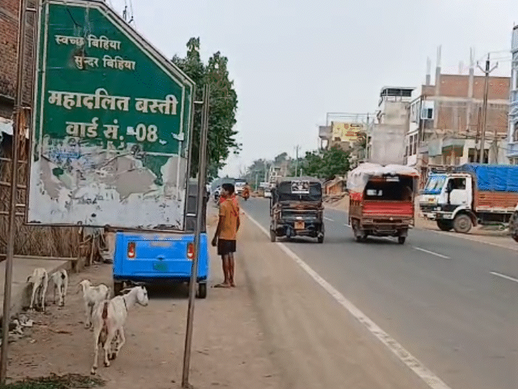 इसी मोहल्ले से आबकारी विभाग की टीम ने सनोज को 13 अगस्त 2025 को उठाया था।