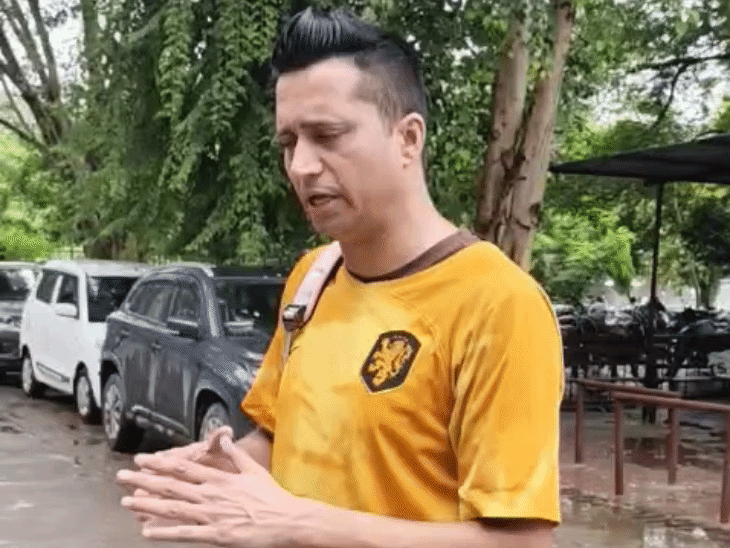 शिकायत करने पहुंचे फैजान।