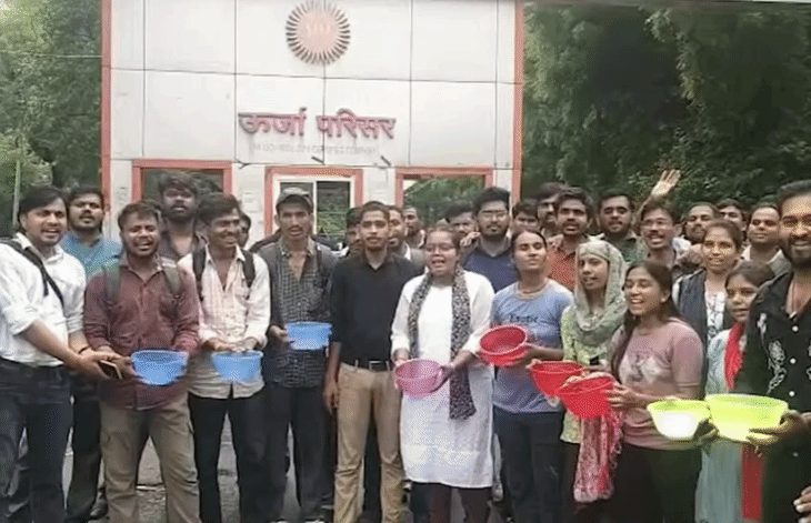 परेशान अभ्यर्थियों ने बिजली कंपनी कार्यालय के बाहर प्रदर्शन किया.
