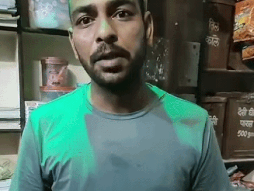 सचिन सिंगला का भाई घर में पानी घुसने पर वीडियो में जानकारी देते हुए