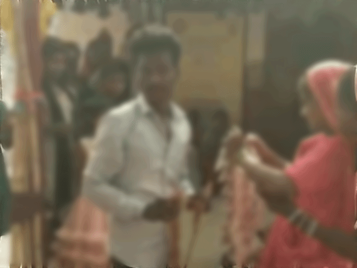 वीडियो में युवक और नाबालिग एक दूसरे को माला पहनाते नजर आ रहे हैं.