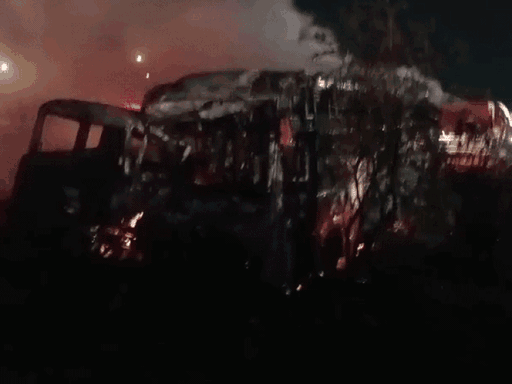 बस में करीब एक घंटे तक आग लगी रही। आग के बीच में से ही अंदर फंसे पैसेंजर्स को बाहर निकाला गया।